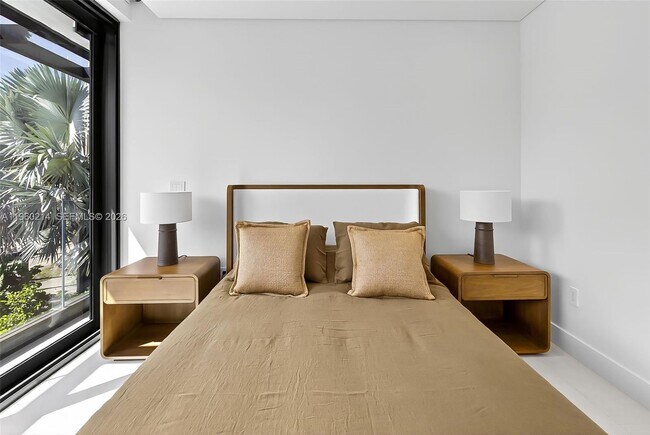 Building Photo - 620 Solar Isle Dr