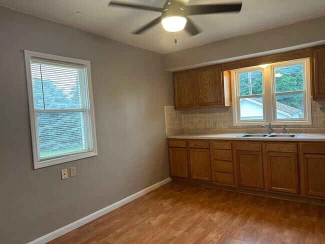 Building Photo - Remodeled 2 Bedroom House for Rent