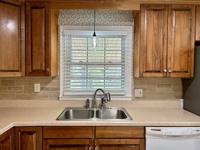 Building Photo - Weaverville - Clean and Tidy! Home Office,...