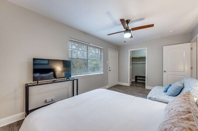 Building Photo - Fully Furnished, Updated 2BR Duplex in Quiet West Sherman