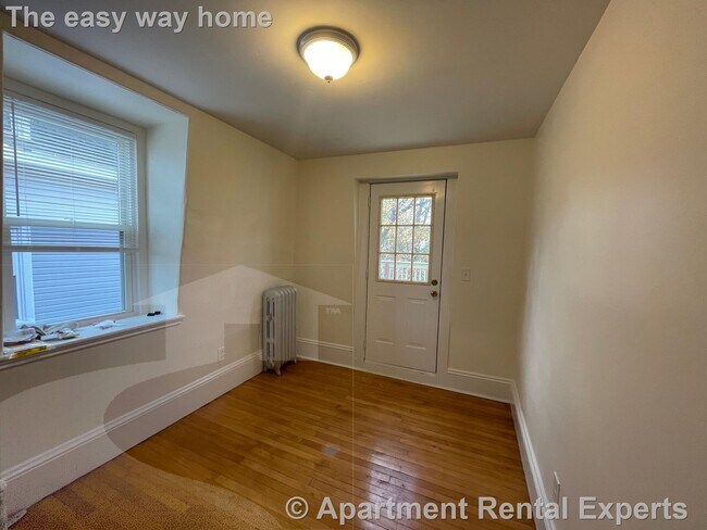 Building Photo - 9 Moore St