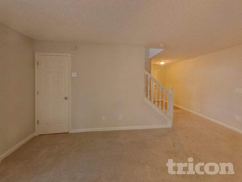 Building Photo - 7913 Four Oaks Ct