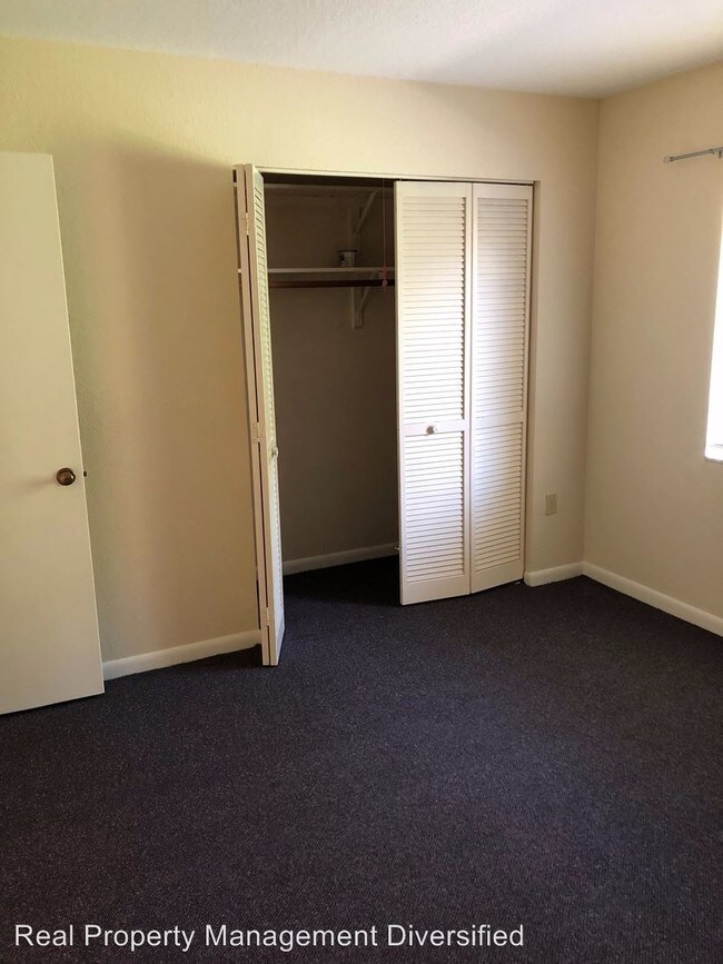 Building Photo - 1302 NE 33rd Ave