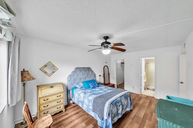 Building Photo - 3402 Gardens E Dr