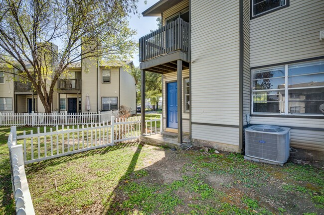 Building Photo - River Crossing Townhome - Downtown - Airpo...