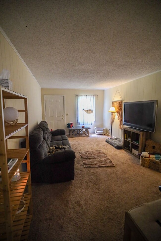 Building Photo - 2 Bedroom Apartment Close to Campus!