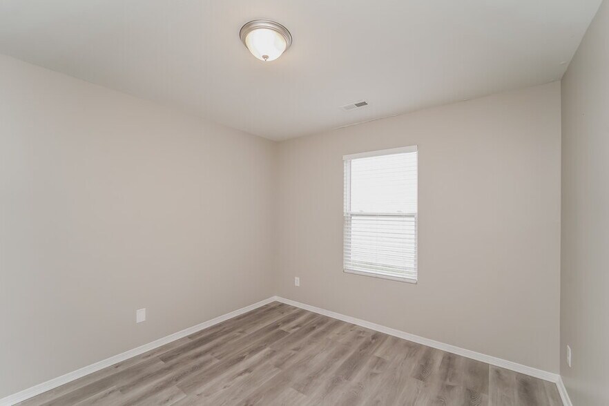 Building Photo - 5221 Valcourt Rd