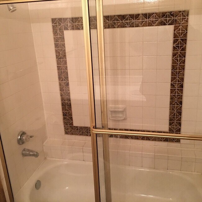 Building Photo - Craigmont Villas- 1 Bedroom Condo!!