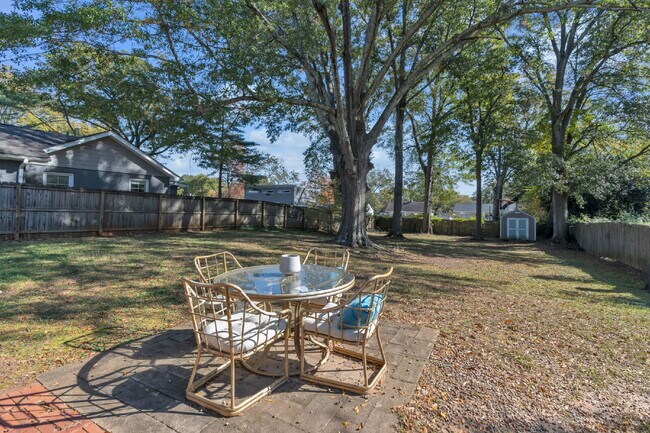 Building Photo - Stylish 2-Bed, 2-Bath Residence with Moder...