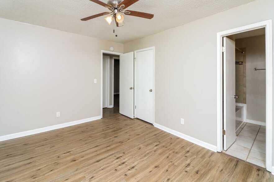 Building Photo - 353 Knollwood Ln
