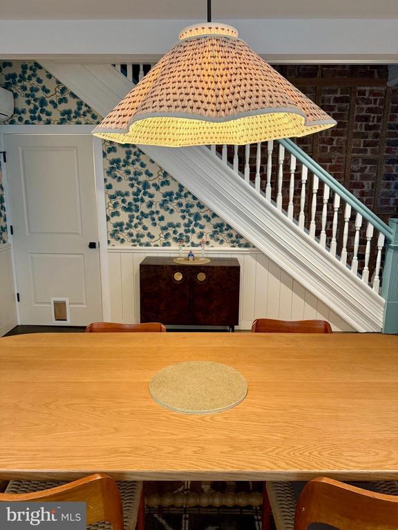 Building Photo - 28 Bank St