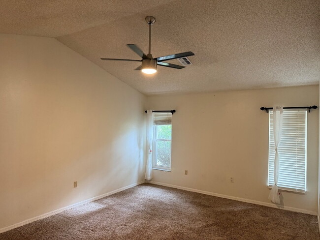 Building Photo - Large Fenced Yard!  Rainbow Woods Home For Rent