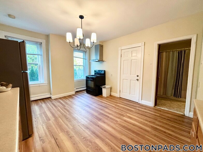 Building Photo - 18 Holmes St