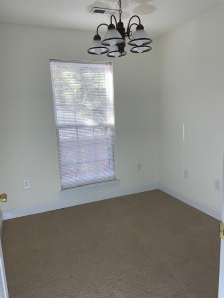 Building Photo - 1016 Hickory Dr