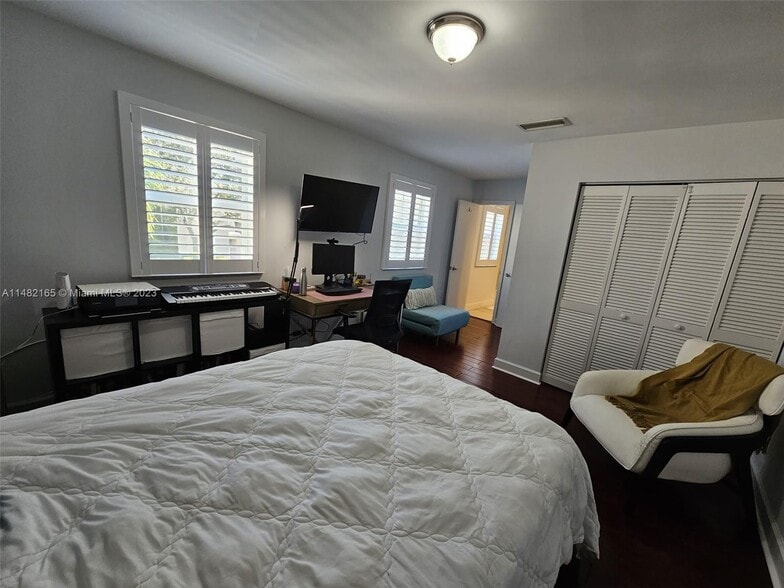 Building Photo - 5570 SW 70th Pl S