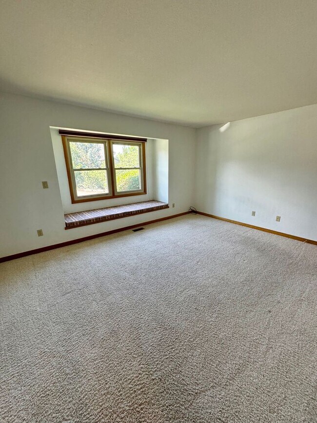 Building Photo - Well Maintained 3 bedroom end unit Townhom...