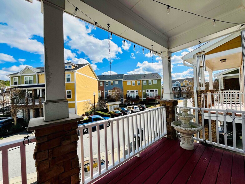 Building Photo - 876 Queen City Cres