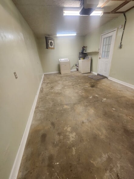 Garage - 1605 Woodrow Dr