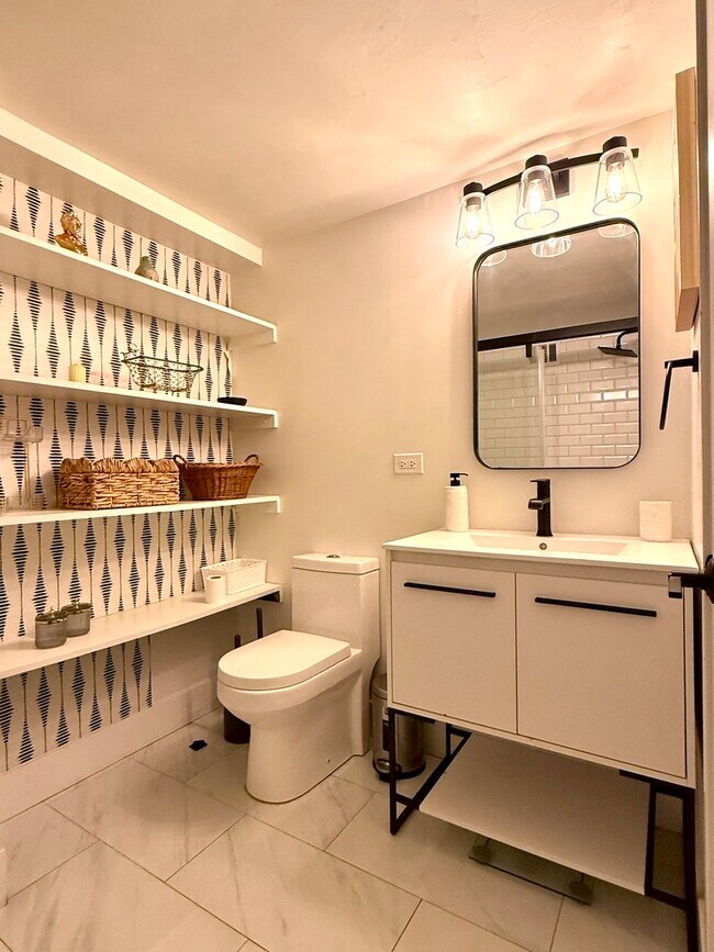 Building Photo - 850 N Dewitt Pl