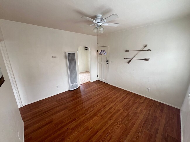 Building Photo - Charming 1x1 in Historic Old Town! Beautiful Original Hardwood Floors + Prime Location