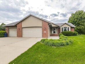 Building Photo - 809 S Outlook Dr