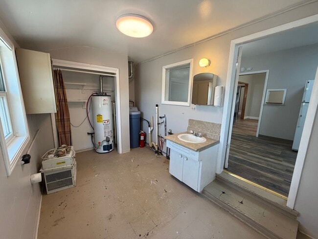 Building Photo - Country Property!