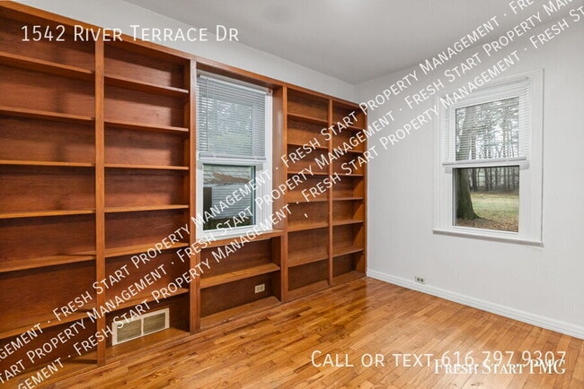 Building Photo - 1542 River Terrace