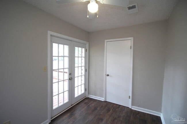 Building Photo - 4630 Bellview Ave