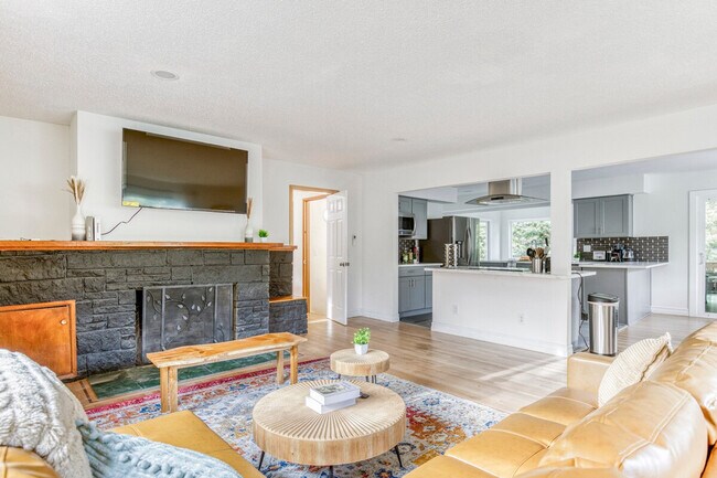 Building Photo - 3201 SW Sherwood Pl