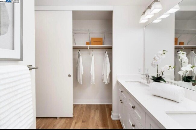 Building Photo - 725 Old Creek Rd