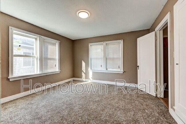 Building Photo - 2213 N Hood St