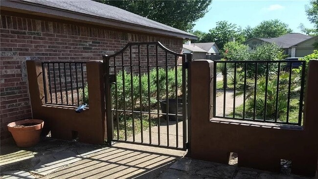 Building Photo - 512 Maplecreek Dr