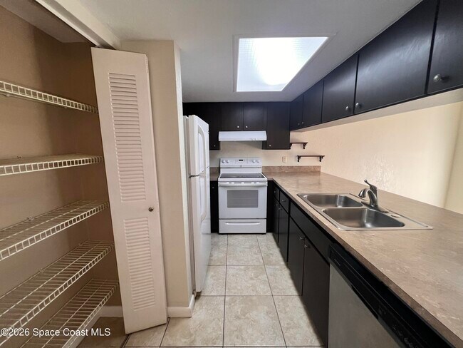 Building Photo - 1011 Clearmont St NE