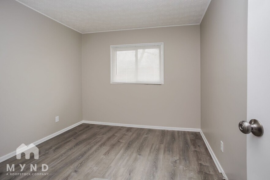 Building Photo - 1221 Manfeld Dr