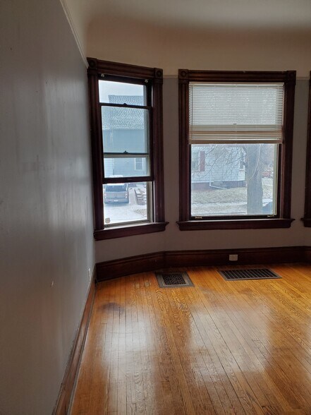 Building Photo - 1560 E Irving Plz