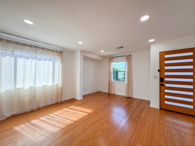 Building Photo - 958 Camulos St