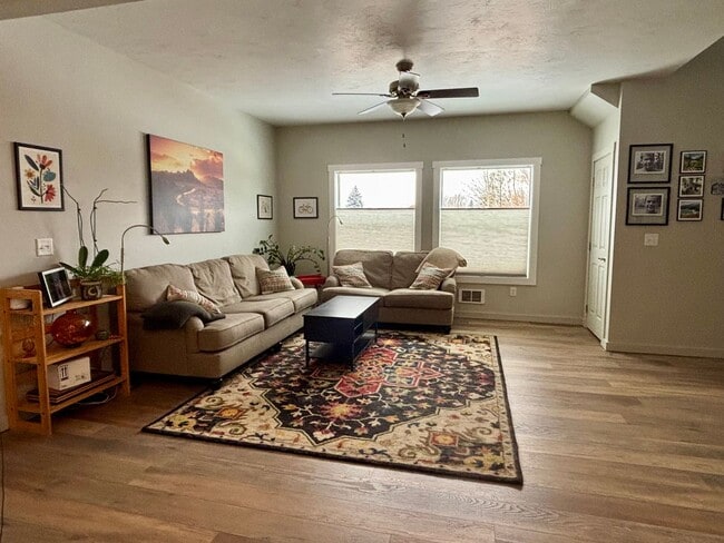 Building Photo - Victor - 4BR 3.5 Bath Townhouse Attached Garage