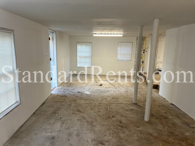 Building Photo - Adorable updated bungalow on a large lot in the heart of Grant Park!