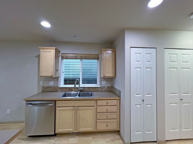 Building Photo - 3 Bedroom  2 Bath Home in Desirable Maple Valley