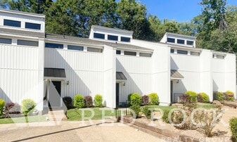 Building Photo - College Square