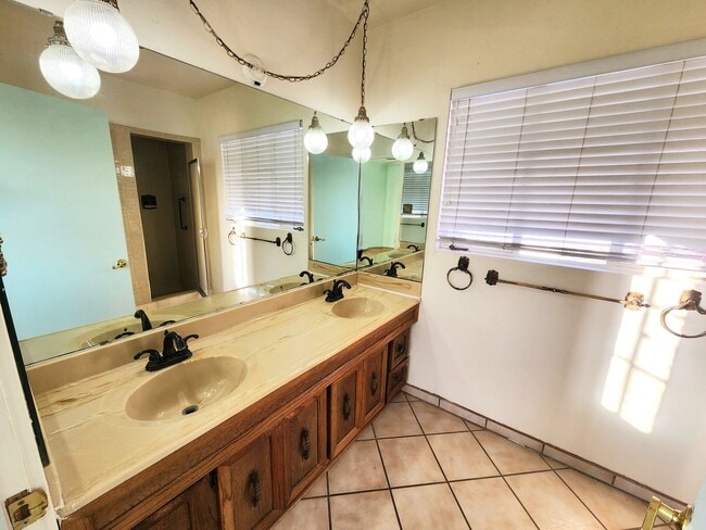 Building Photo - 414 Phillips Dr