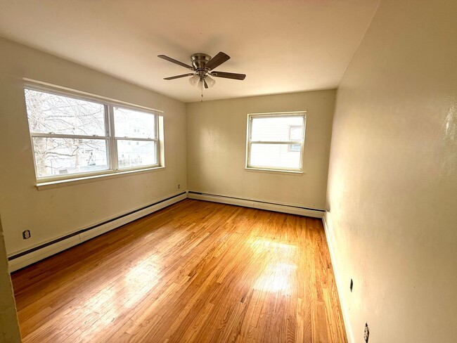 Primary Photo - Beautifully-Maintained 1-Bedroom & Central...