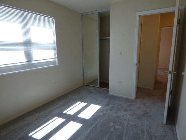 Building Photo - NEWER CARPET & STAINLESS FRIDGE!! BACKS TO...