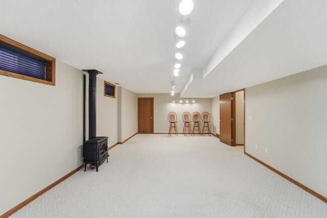 Building Photo - TIMELESS COMFORT!! 4 Bedroom, 4 Bathroom Home in Urbandale!