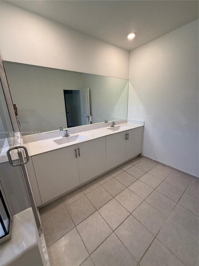 Building Photo - 1021 SE 27th Terrace