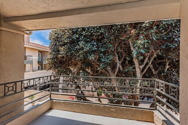 Building Photo - 7405 Charmant Dr