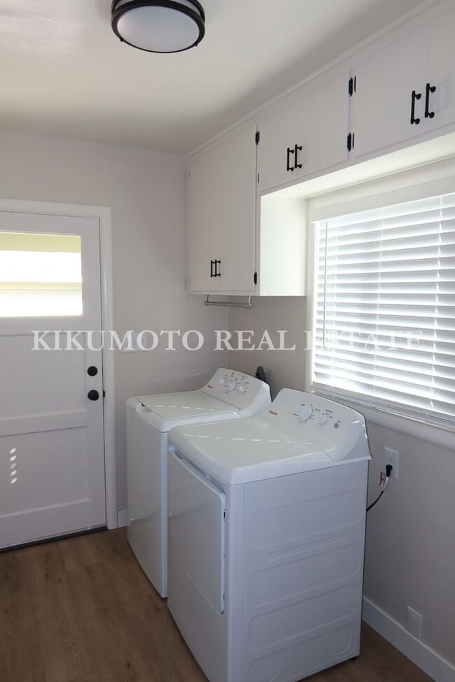 Building Photo - 2 bedrooms, 1 bath, Large 2 car garage & carport