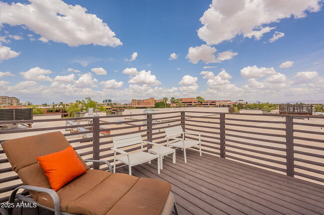 Building Photo - 4020 N Scottsdale Rd