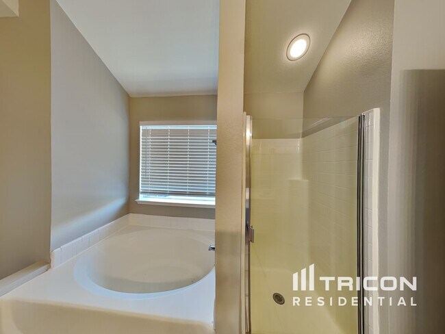 Building Photo - 4512 Ridgeway Dr