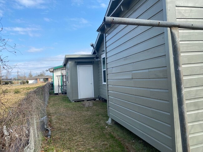 Building Photo - Updated 3/1 North LC with appliances